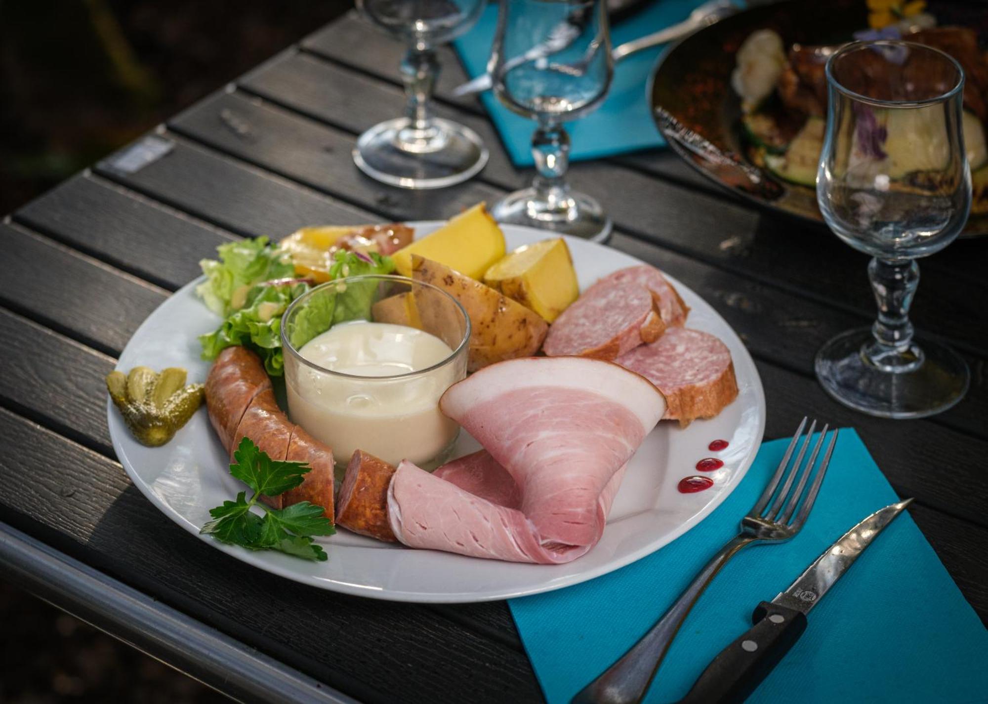Charme Hotel, Montbeliard Sud Buitenkant foto